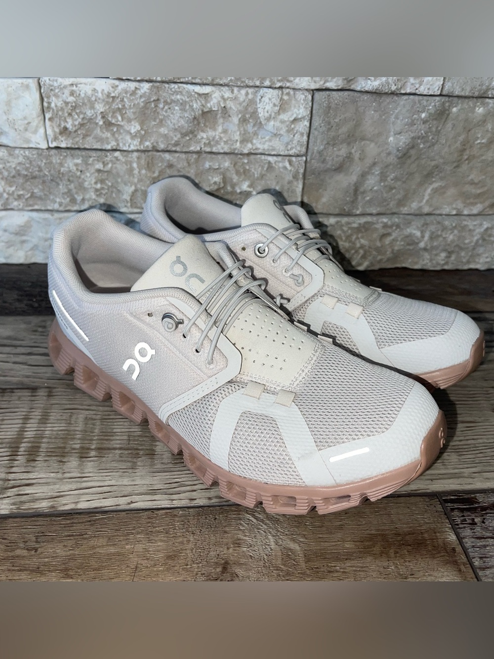 On Cloud 5 Running Shoes Women’s 7 Sneaker 59.97767 Sand Rosebrown